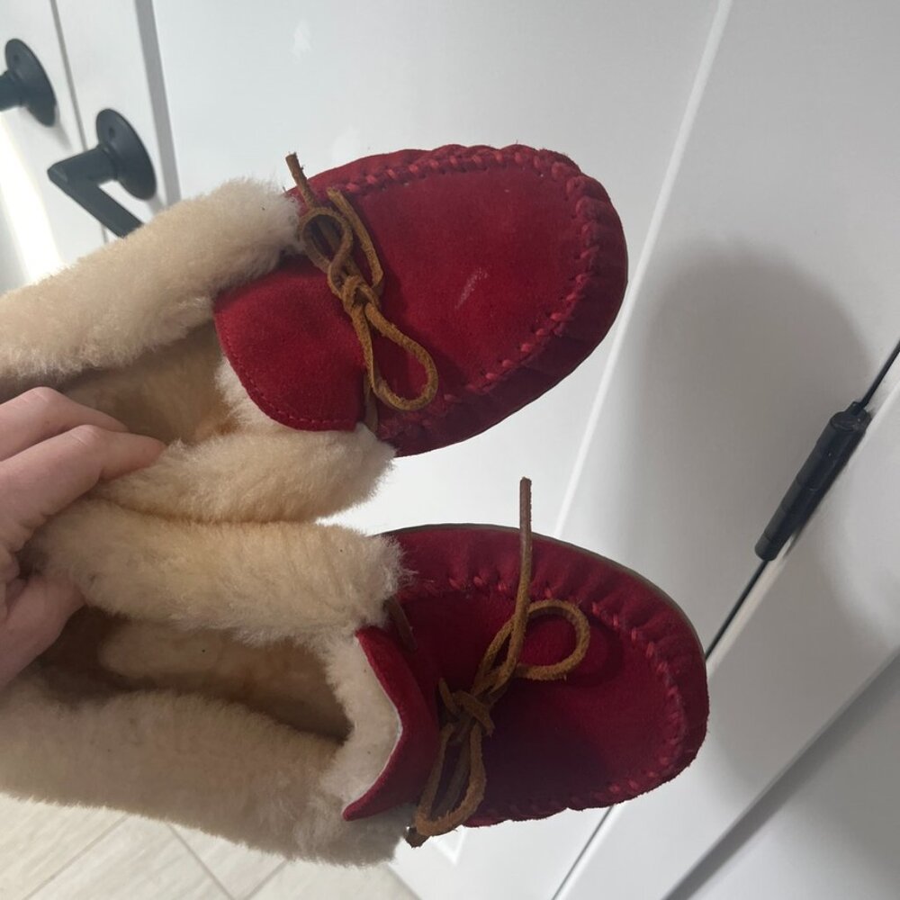 Minnetonka Alpine Sheepskin Red Moccasin Slippers Size 9 - Picture 3 of 5